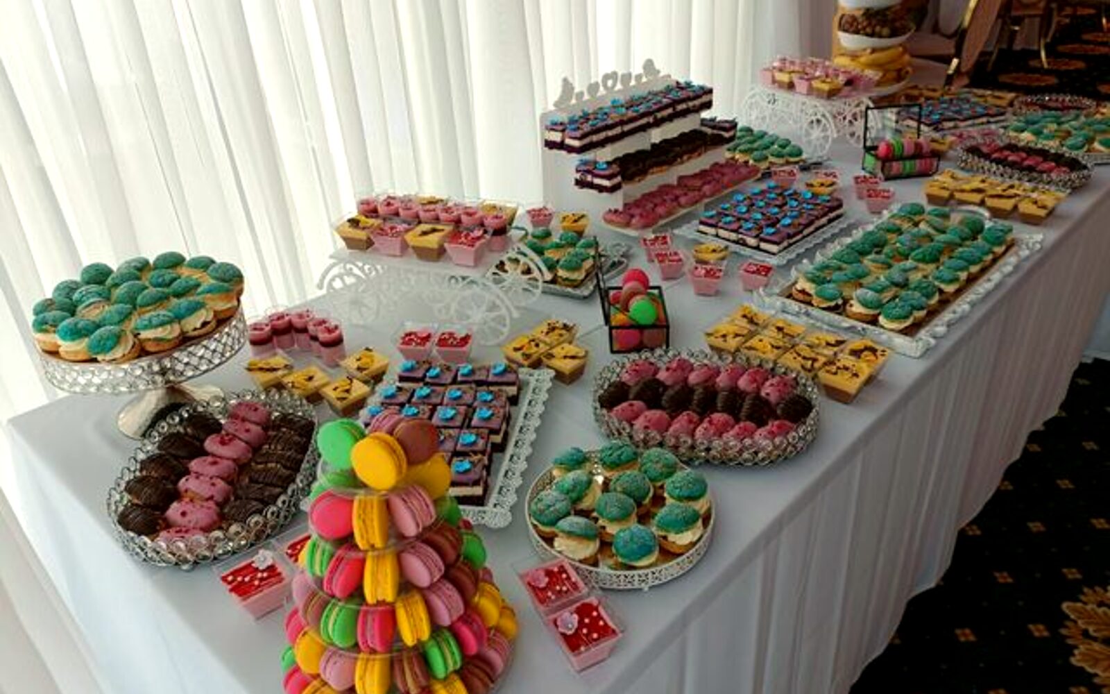 Masă de candy bar cu prăjituri mici și macarons
