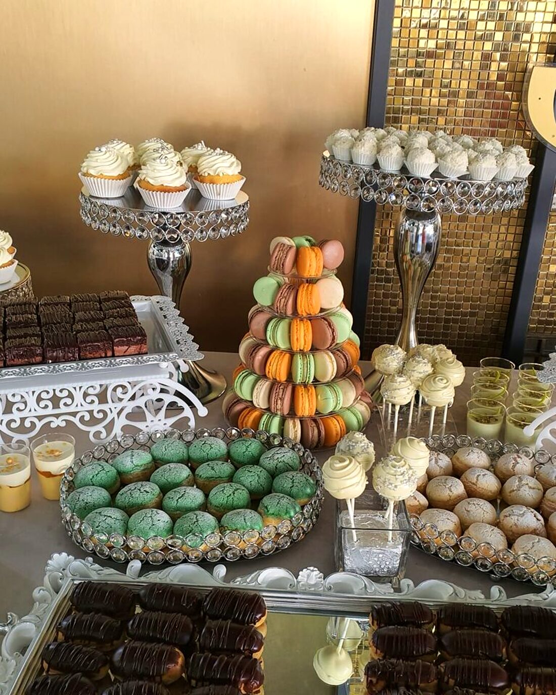 Candy bar cu tort, cupcakes și dulciuri asortate