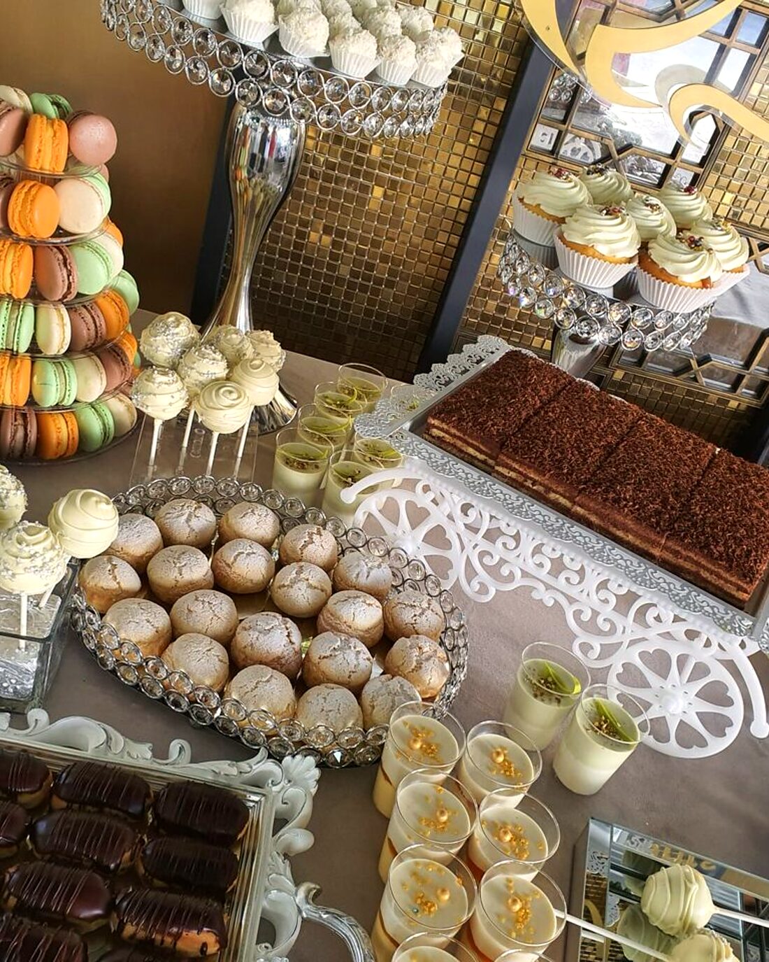 Turn de macarons și platouri de bunătăți la un candy bar