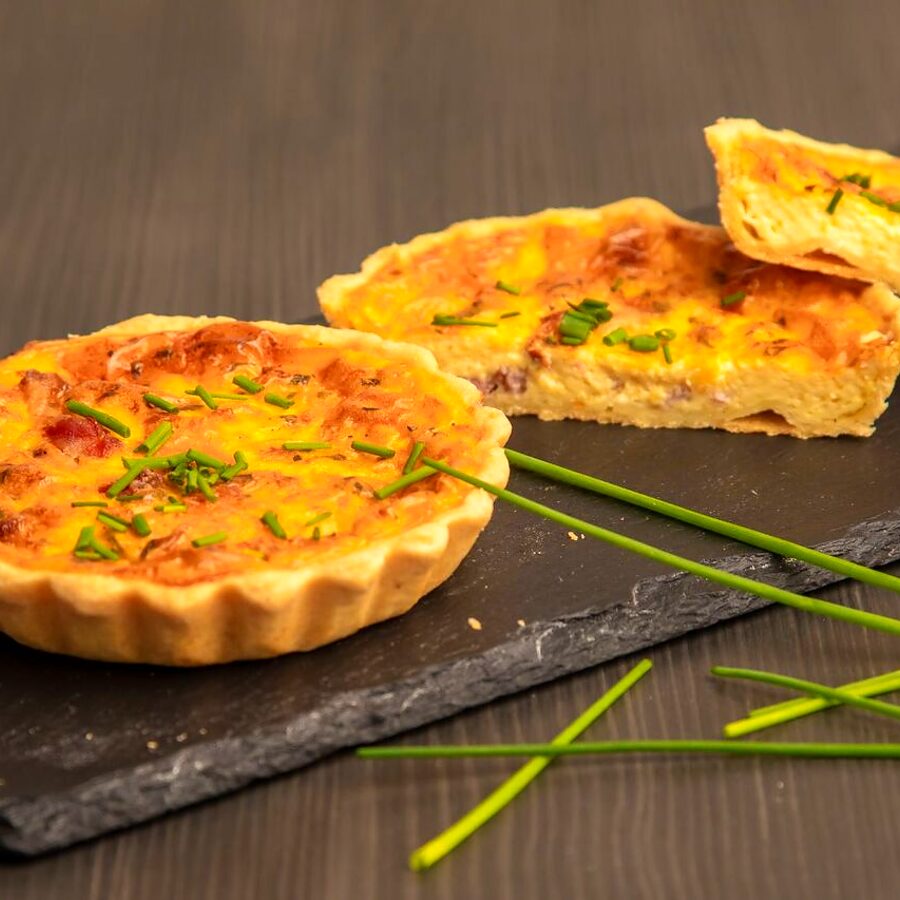 Quiche cu ou și legume, tăiat felii