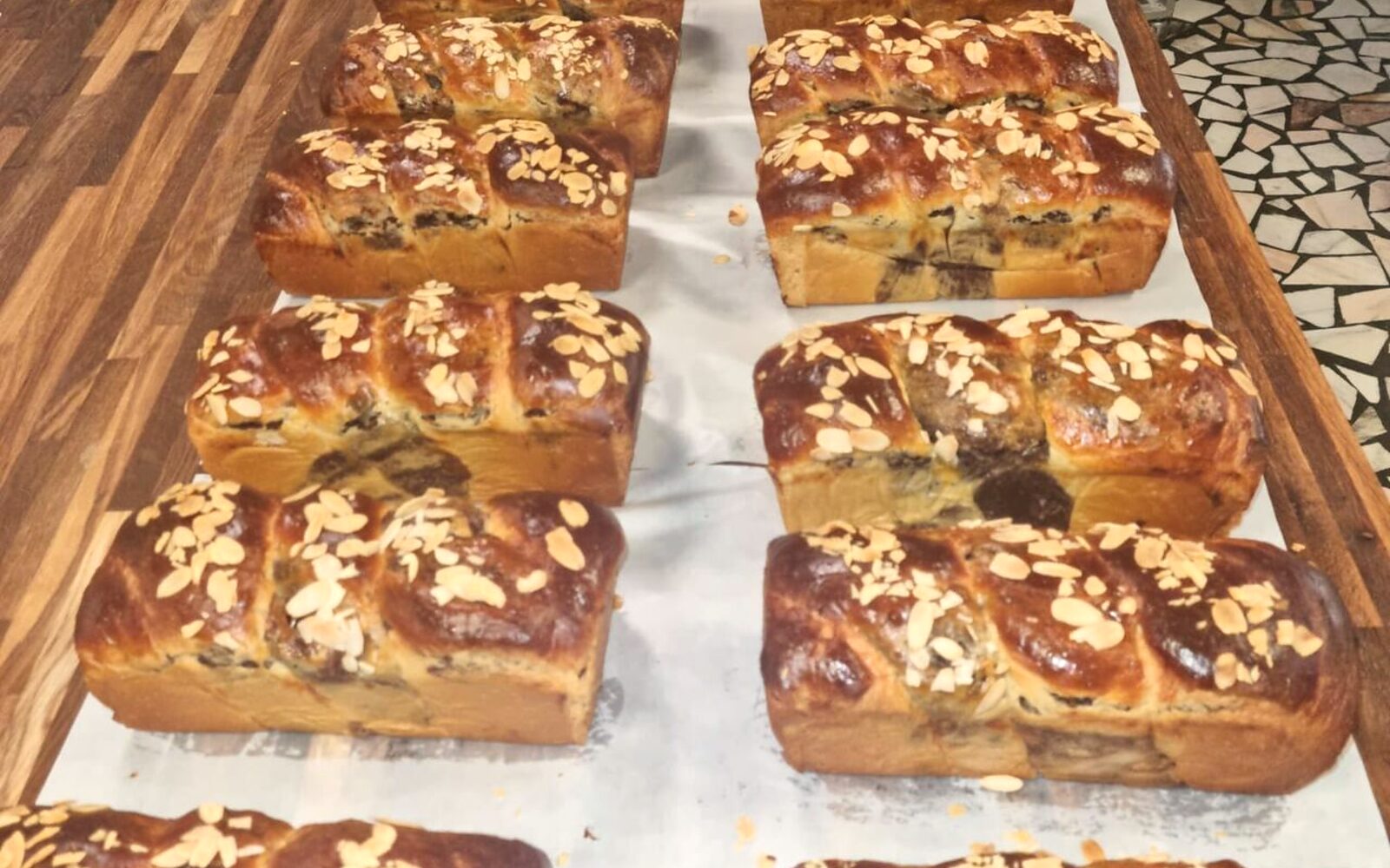Tăvi cu prăjituri cu nucă, aliniate în atelier