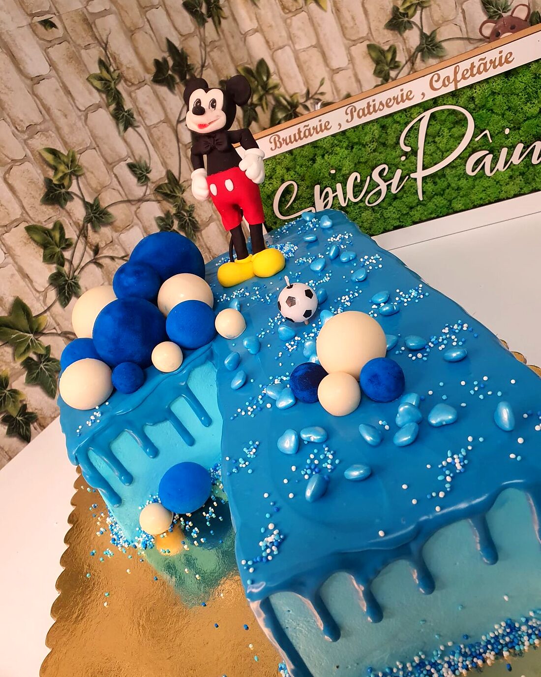 Tort albastru pentru copii, cu figurine și mingi