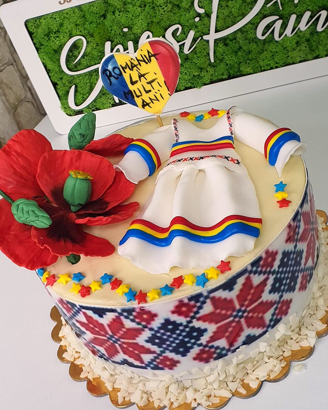 Tort în formă de ie tradițională, cu mac roșu