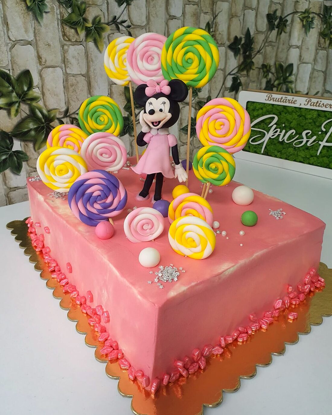Tort roz cu acadele și figurină Minnie